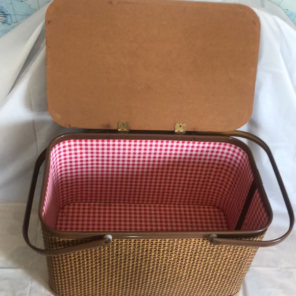 Picnic basket large woven straw with metal handles circa 1970 very sturdy Amish - Picture 4 of 10